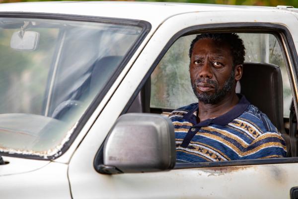 Bild 1 von 3: Marvin Peters (Hakeem Kae-Kazim) hadert damit, zur Polizei zu gehen und sein Wissen mit ihnen zu teilen.