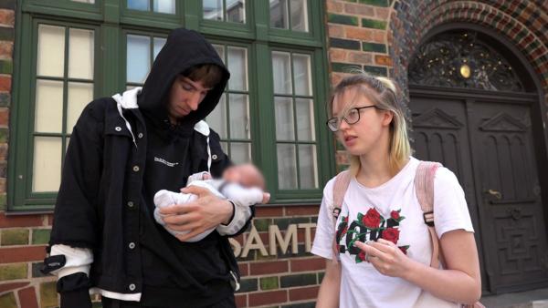 Bild 1 von 3: Jasmin und Maik haben einen Termin beim Standesamt