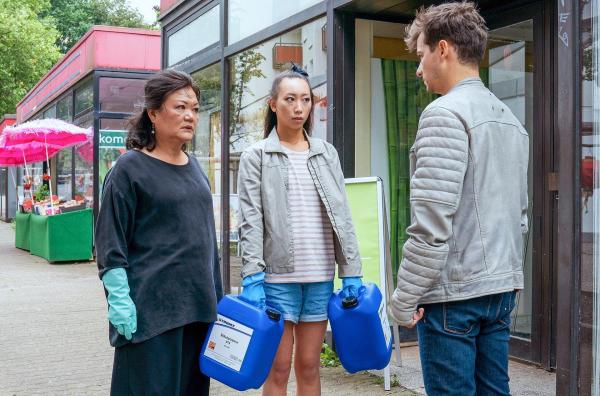 Bild 1 von 12: Im Bild: Hoa Huyen Tran (Soogi Kang, l.) und ihre Tochter Nhi Thao (Kim Nguyen, m.) sind nicht besonders gut auf Tom Krawczyk (Niklas Nißl, r.) zu sprechen.