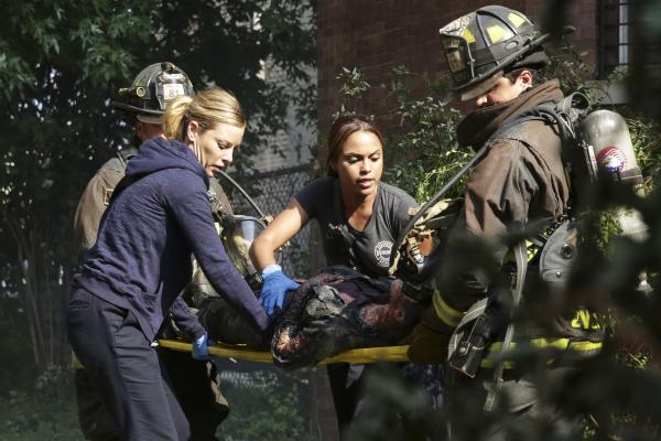 Bild 1 von 5: (l-r) Lauren German as Leslie Shay, Monica Raymund as Gabriela Dawson, Yuri Sardarov as Brian \