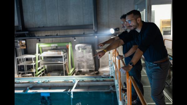 Bild 1 von 15: Der Wellenkanal der Universität Tokio ist einer der größten der Welt. Wellenforscher wie Amin Chabchoub und Takuji Waseda können hier die extremen Wellenformationen der Ozeane simulieren.