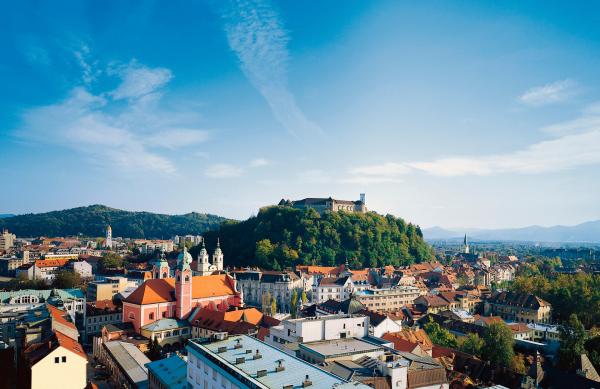 Bild 1 von 1: Blick auf Ljubljana; im Hintergrund die Burg.