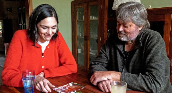 Bild 1 von 6: Frank Denecke zeigt Y-History-Reporterin Sophie Labitzke Bilder aus seiner Zeit als Raucher in den 1980ern und 1990ern. Wäre der Krebs nicht gewesen, würde er heute immer noch rauchen, erzählt er.