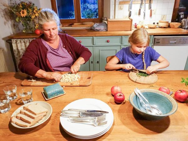 Bild 1 von 10: Im Bild: Claudia Dollinger und ihre Tochter Marlene bei der Zubereitung vom Sauerkrautsalat.