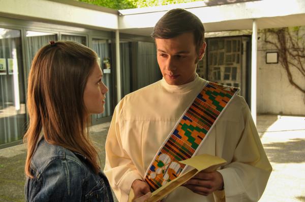 Bild 1 von 15: Cordula Seiffert (Anna Bullard) und Claudius von Seggern (Leonard Hohm).