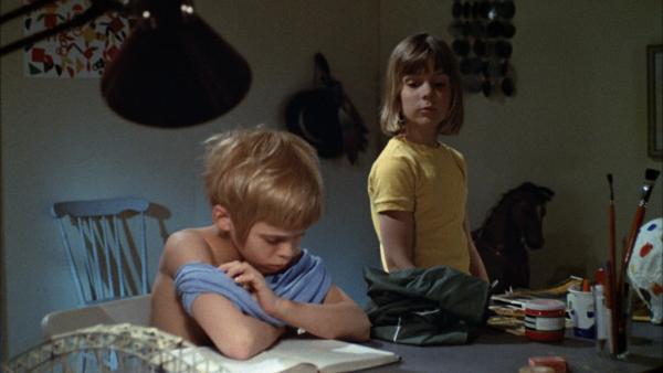 Bild 1 von 4: Tommy (Pär Sundberg) und Annika (Maria Persson) haben genug von den ständigen Ermahnungen ihrer Mutter. Aus einem Kinderbuch hat Tommy die Idee, von zuhause auszureißen.