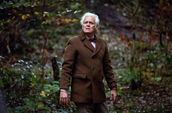 Bild 1 von 4: Gerard Croiset (Walter van Dyk) wittert übernatürliche Spuren am Tatort.