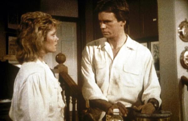 Bild 1 von 15: Karen (Wendy Schaal, l.) und MacGyver (Richard Dean Anderson, r.) überlegen sich einen Fluchtweg.