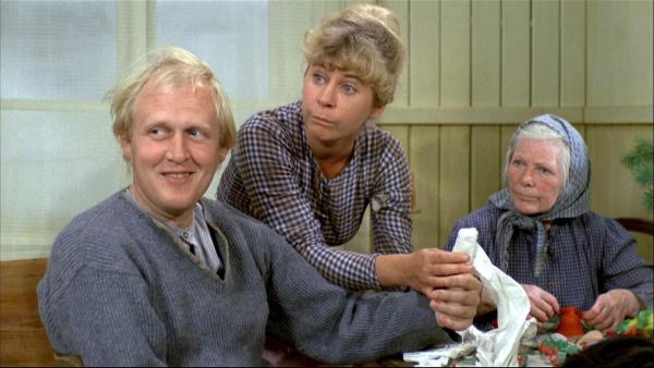 Bild 1 von 6: Im Bild (v.li.): Björn Gustafson (Alfred), Maud Hansson (Lina), Carsta Löck (Krösa-Maja).