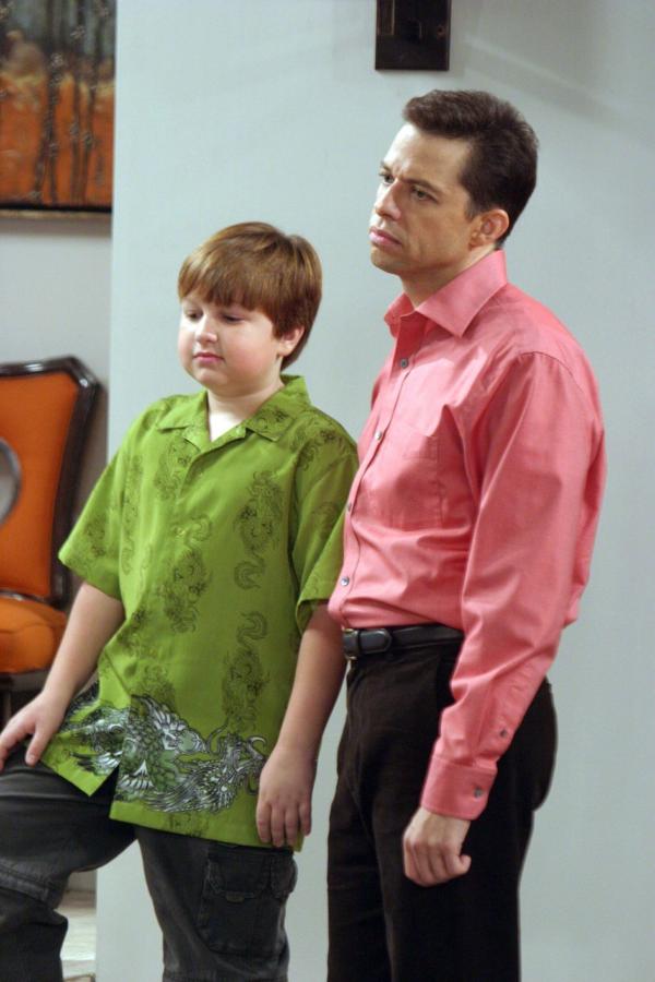 Bild 1 von 25: Warten gespannt auf die ersten Gäste: Jake (Angus T. Jones, l.) und Alan (Jon Cryer, r.) ...