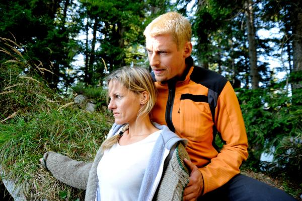 Bild 1 von 8: Annie (Janna Striebeck) hat bei ihrem Unfall ihr Gedächtnis verloren. Andreas (Martin Gruber) hofft, dass an der Unglücksstelle ihre Erinnerung zurückkommt.