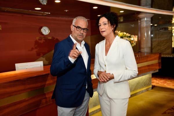 Bild 1 von 16: Roland (Jophi Ries) möchte mit Hilfe von Hanna (Barbara Wussow) seine Frau Ilona beeindrucken.
