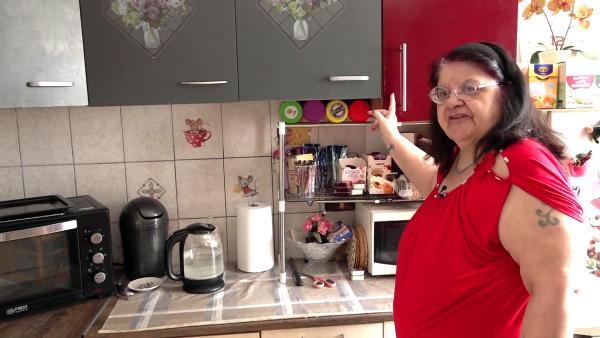 Bild 1 von 2: Rentnerin Brigitte ist immer fleißig dabei, ihre 3-Zimmer-Wohnung zu verschönern und neu einzurichten.