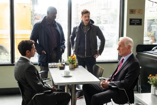 Bild 1 von 15: (v.l.n.r.) Gordon Lundt (Karan Soni); Captain Ray Holt (André Braugher); Jake Peralta (Andy Samberg); John Kelly (Phil Reeves)