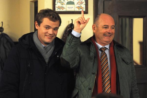 Bild 1 von 5: Philipp (Philipp Schneider, KLD, links) und Hubert (Bernhard Ulrich, rechts) stimmen über das Motto für die Fastnacht im Brunnerwirt ab.