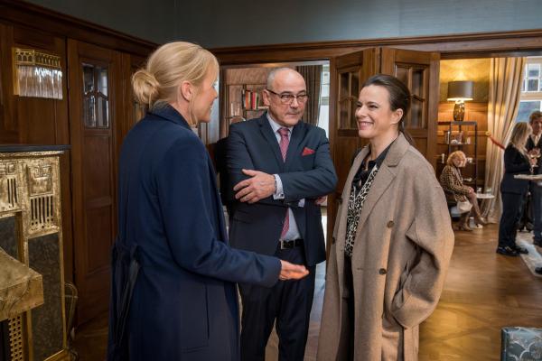 Bild 1 von 5: Ina Zimmermann (Melanie Marschke, l.) hat sich mit Richter Wolfgang Keller (Thomas Dehler, M.) unterhalten, als sie eine Freundin trifft, die sie seit Ewigkeiten nicht gesehen hat: Vera Schulze-Cruz (Annika Kuhl, r.).