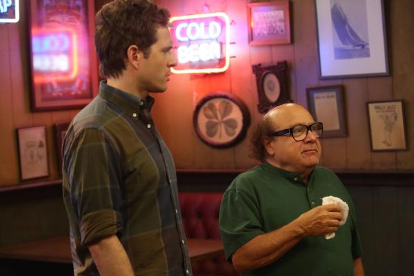 Bild 1 von 7: Dennis Reynolds (Glenn Howerton; l.); Frank Reynolds (Danny DeVito, r.)