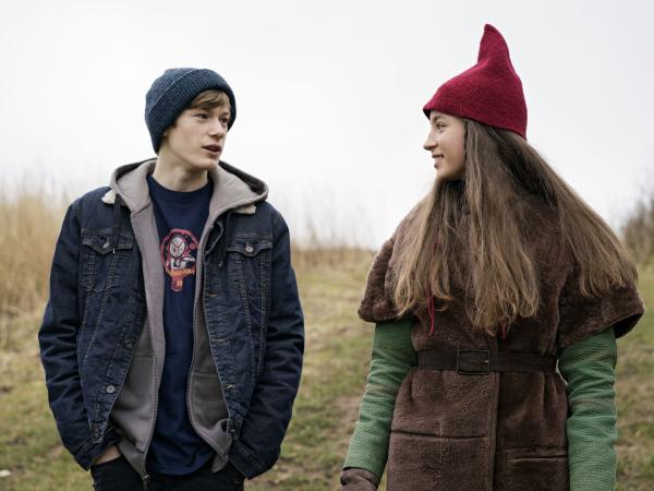 Bild 1 von 7: Tinka (Josephine Chavarria Hßjbjerg) und Lasse (Albert Rosin Harson) auf der Suche nach dem Weihnachtsstern.