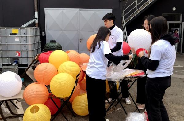 Bild 1 von 3: Freiwillige helfen bei der Dekoration des Veranstaltungsortes zum ?Bananenfest?.