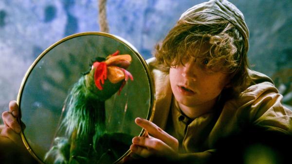 Bild 1 von 2: Im mittelalterlichen Wien sorgt ein furchterregendes Ungeheuer für Aufsehen, der Basilisk. Im Hausbrunnen einer Bäckersfamilie kämpt der Lehrling mit dem Ungeheuer, um es zu besiegen und seine große Liebe, die Bäckerstochter, heiraten zu dürfen.