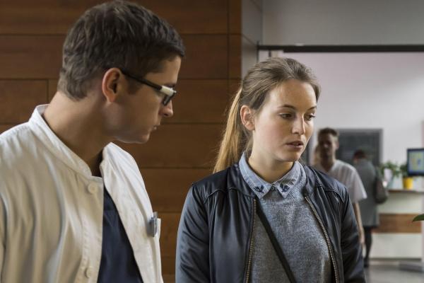 Bild 1 von 6: Dr. Elias Bähr (Stefan Ruppe, l.); Susanne Bähr (Ella Maria Gollmer, r.)