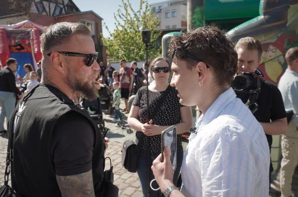 Bild 1 von 3: Hannes (re.) in Aktion beim Sommerfest der \