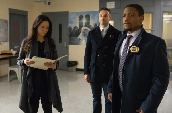 Bild 1 von 13: Nach dem Mord an einem Richter nehmen Holmes (Jonny Lee Miller, M.), Watson (Lucy Liu, l.) und Detective Bell (Jon Michael Hill, r.) die Ermittlungen auf ...