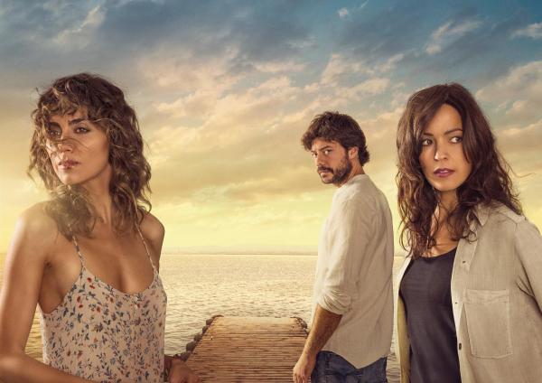 Bild 1 von 20: Im Bild (v.li.): Irene Arcos (Veronica), Álvaro Morte (Óscar), Verónica Sánchez (Alejandra).