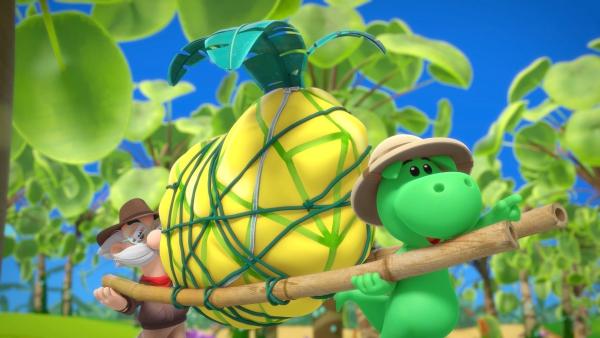 Bild 1 von 6: Die Vase ist sicher eingepackt - jetzt packen es Grisu und Professor Smeraldo an.