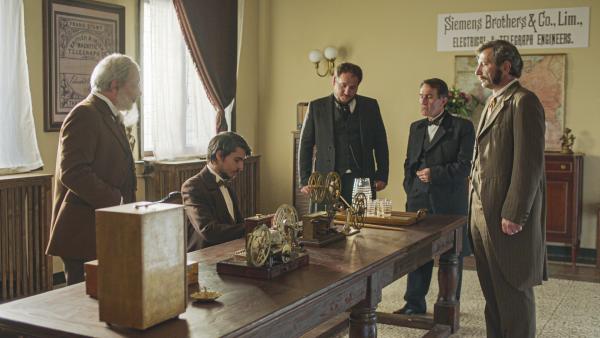 Bild 1 von 15: 1870 geht die unter Leitung von Wilhelm Siemens gebaute indo-europäische Telegrafenlinie in Betrieb. Ein Meilenstein bei der Verkabelung der Welt.  (Spielszene)