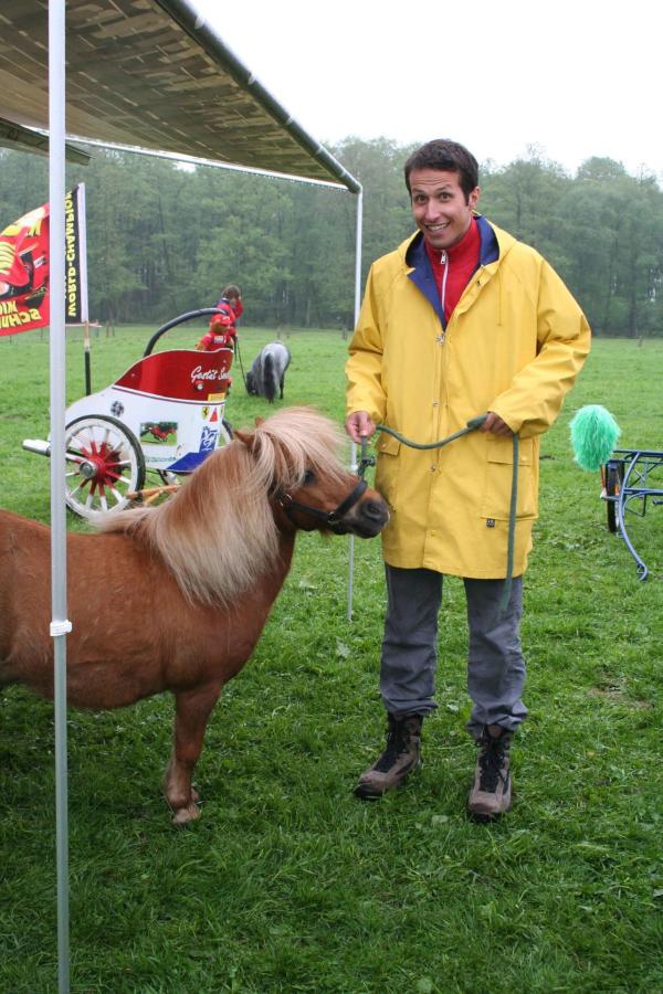 Bild 1 von 7: Willi mit einem Mini Shetland Pony im Merfelder Bruch bei Dülmen.