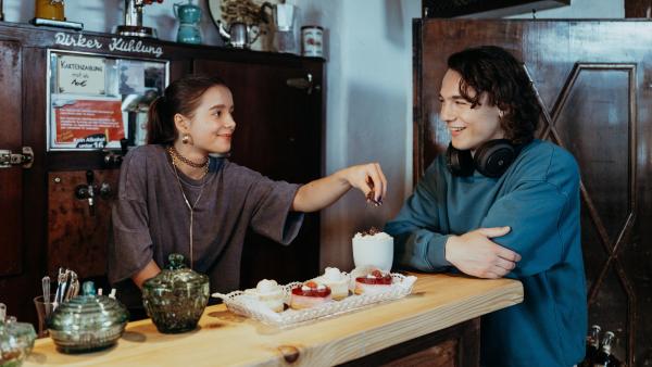 Bild 1 von 12: Leon Dörfler (Marinus Hohmann) ist von Mia Steiners (Lisa Junick) kessen Art sehr angetan.