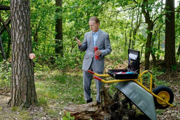 Bild 1 von 8: Der Herr vom Ordnungsamt Kluthe (Holger Handtke) hofft auf die goldene Mitarbeitermedaille, wenn er sich als Forsthilfe nützlich macht. Aber irgendwie scheint der Wald nicht sein Freund zu sein.