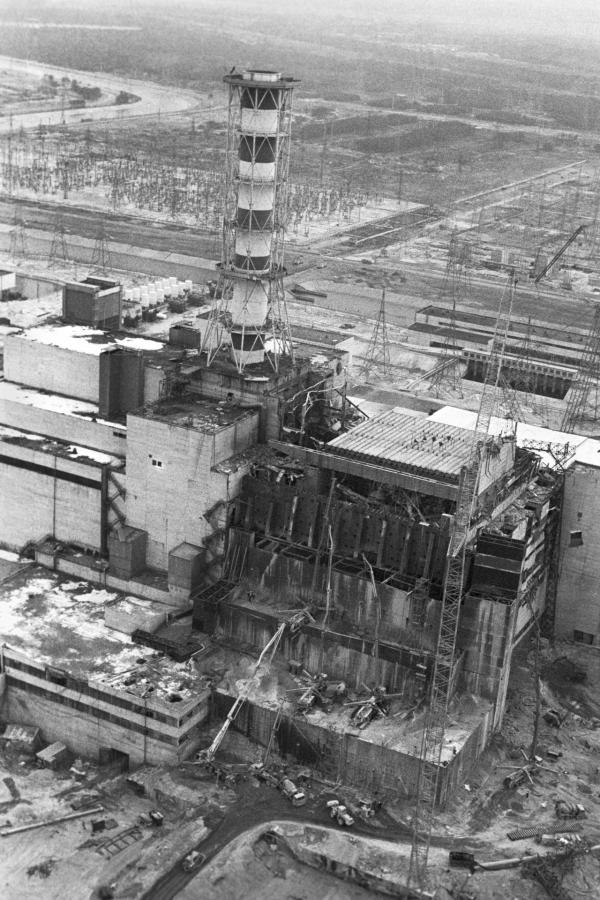 Bild 1 von 8: Im November 1986, sieben Monate nach dem Unfall, ist die Schutzhülle um den zerstörten Reaktorblock 4 fertig, der sogenannte Sarkophag. Aufnahme von den Bauarbeiten vom August 1986.