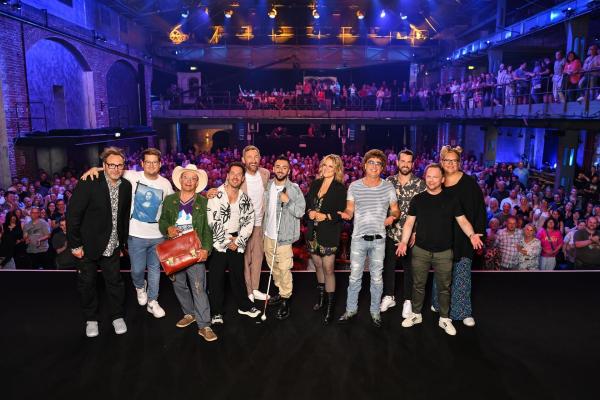 Bild 1 von 13: (v.l.n.r.) Paul Panzer; Chris Tall; Wigald Boning; Nico Stank; Daniel Boschmann; Timur Turga; Lisa Feller; Atze Schröder; David Kebekus; Ralf Schmitz; Ilka Bessin