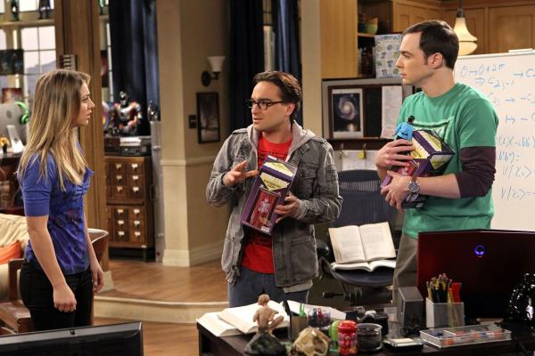 Bild 1 von 22: Nachdem Sheldon (Jim Parsons, r.) eine bissige Bemerkung darüber macht, dass sich Penny (Kaley Cuoco, l.) immer auf ihre Kosten durchfuttert, überrascht sie Leonard (Johnny Galecki, M.) und Sheldon mit einem besonderen Geschenk ...