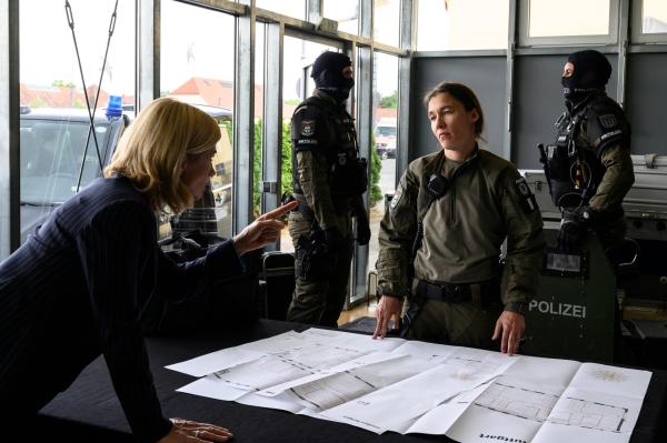 Bild 1 von 3: Abwarten oder eingreifen? Die SEK-Beamten (Komparsen) sind bereit, einen Geiselnehmer zu überwältigen, doch Martina Seiffert (Astrid M. Fünderich, l.) und SEK-Einsatzleiterin Lena Kruse (Katja Bürkle, M.) diskutieren über die richtige Strategie.