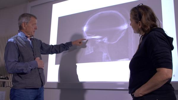 Bild 1 von 15: Bei der Untersuchung der Diepholzer Mumie kam der Pathologe Prof. Klaus Püschel (l.) schnell zu dem eindeutigen Ergebnis, dass es sich zwar um einen echten menschlichen Schädel handelt, der Rest aber eine schlechte moderne Fälschung ist.