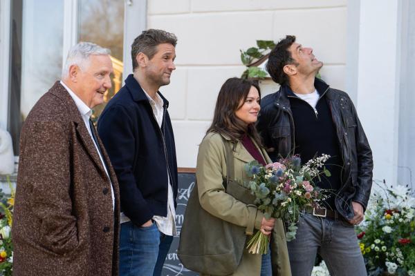 Bild 1 von 10: (v.l.n.r.) Georg Kroiß (Christian Hoening); Fabian Kroiß (Oliver Frack); Isabella Seidl (Diane Willems); Lukas Seidl (Michael Raphael Klein)