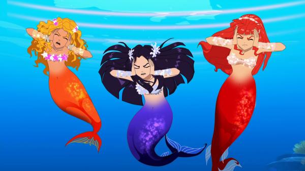 Bild 1 von 5: Ein schriller, ohrenbetäubender Ton unter Wasser verursacht bei den Meerjungfrauen Emma, Cleo und Rikki (v.l.n.r.) Ohrenschmerzen. Und nicht nur bei ihnen!