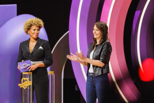 Bild 1 von 8: Arabella Kiesbauer (l.)
