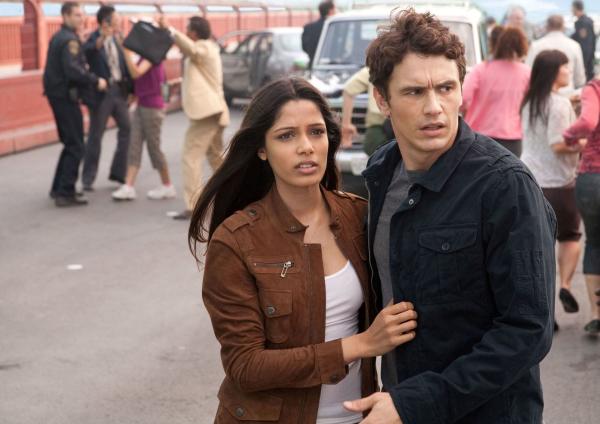 Bild 1 von 3: (L-R) On the Golden Gate Bridge, Freida Pinto (as Caroline Aranha) and James Franco (as Will Rodman)