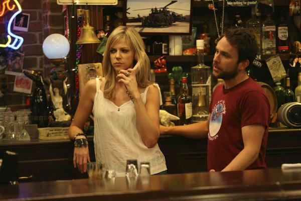 Bild 1 von 8: Dee Reynolds (Kaitlin Olson, l.); Charlie Kelly (Charlie Day, r.)