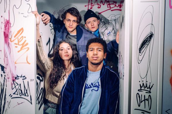 Bild 1 von 10: (im Uhrzeigersinn) Younes (David Ali Rashed); Rocky (Vito Sack); Amadou (Aaron Maldonado-Morales); Shirin (Manal Raga a Sabit)