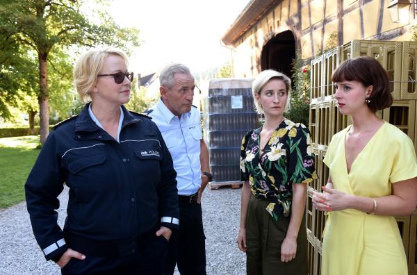 Bild 1 von 1: Paul Schott (Tim Wilde, 2. von links) und Nele Fehrenbach (Floriane Daniel, links) befragen die Schwestern Friderike v. Lubitz (Merle Wasmuth, 2. von rechts) und Jana v. Lubitz (Amelie Plaas-Link, rechts) zu deren Verhältnis zu dem toten Erntehelfer. Beide haben ein Alibi: Sie waren zur Todeszeit zusammen im Weinberg.