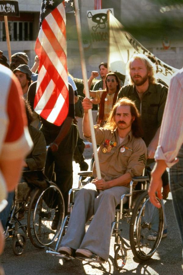Bild 1 von 12: Bei einer Demonstration gegen den Krieg, beweist Vietnamkriegsveteran Ron Kovic (Tom Cruise, M.), dass die U.S. Regierung durch den Patriotismus die gesamte Bevölkerung hinters Licht geführt hat...