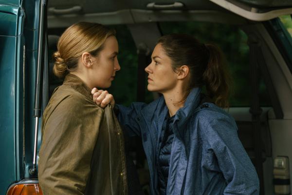 Bild 1 von 3: Durch den Auftrag trifft Villanelle (Jodie Comer, l.) auf eine alte Bekannte. Nadja (Olivia Ross, r.) hingegen hat noch eine Rechnung mit Villanelle offen.