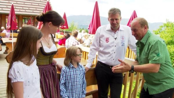 Bild 1 von 6: Im Bild: Harry Prünster und Familie Haubenwaller beim Prieselbauer.
