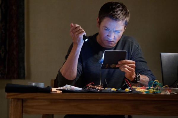 Bild 1 von 8: Aaron Cross (Jeremy Renner)