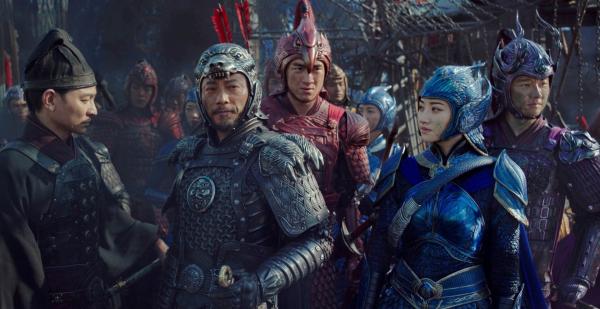 Bild 1 von 3: 5715_FPF_00199R_CROP  (L to R, foreground) ANDY LAU as Strategist Wang, HANYU ZHANG as General Shao, KENNY LIN as Commander Chen, JING TIAN as Commander Lin Mae and XUAN HUANG as Commander Deng in Legendary?s The Great Wall.  Starring global superstar Matt Damon and directed by one of the most breathtaking visual stylists of our time, Zhang Yimou (Hero, House of Flying Daggers), the film tells the story of an elite force making a valiant stand for humanity on the world?s most iconic structure.  The first English-language production for Yimou is the largest film ever shot entirely in China.  The Great Wall also stars Pedro Pascal and Willem Dafoe.  It will be released in 3D by Universal Pictures. Credit: Legendary and Universal Pictures